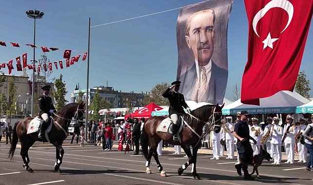 Zafer Bayramı sevinci meydanlara taşındı