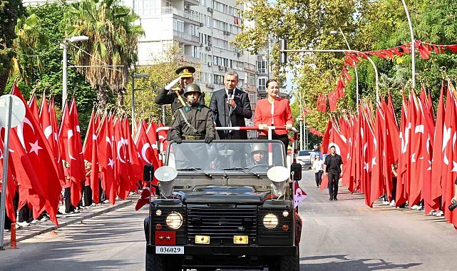 Zafer Bayramı törenine Antalya'da vatandaşlar ve turistler de eşlik etti