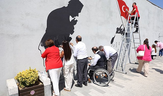 Zafer ruhu, Şehitlik Abidesi duvarlarına yansıtıldı