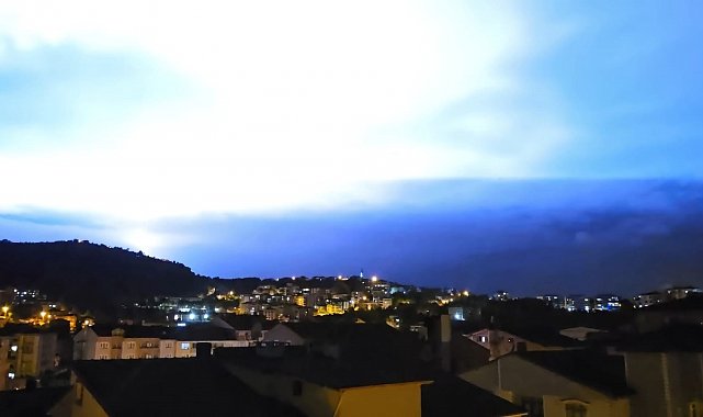 Zonguldak'ın Ereğli ilçesinde şimşekler geceyi aydınlattı