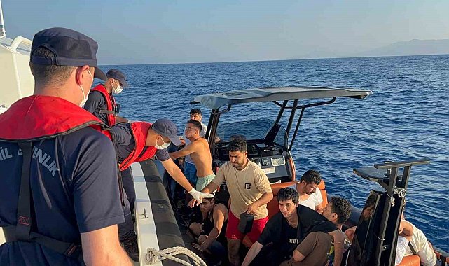 17 düzensiz göçmen kurtarıldı, 1 göçmen kaçakçısı yakalandı