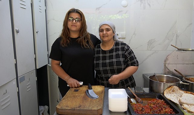 2 metrekarelik dükkanında yaptığı yemeklerle ev ekonomisine katkı sağlıyor