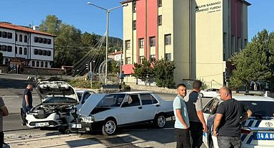 2 otomobil kafa kafaya çarpıştı
