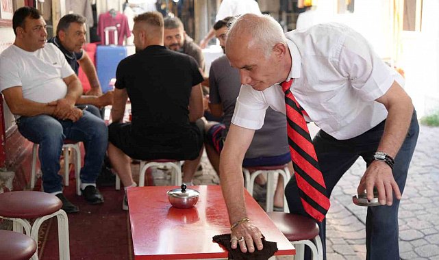 30 yıldır kravatla çay servisi yapıyor