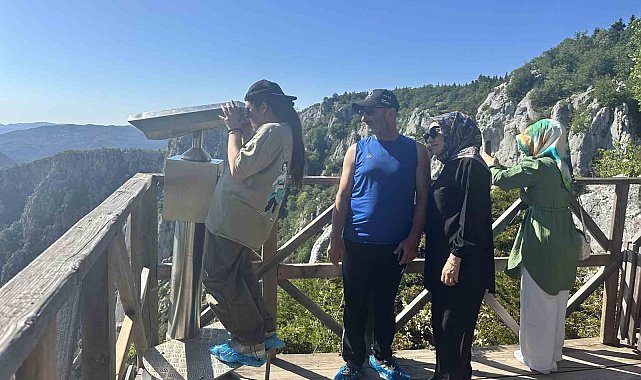 450 metrede adrenalin ve görsel şölen bir arada: Cam teras ziyaretçi akınına uğruyor