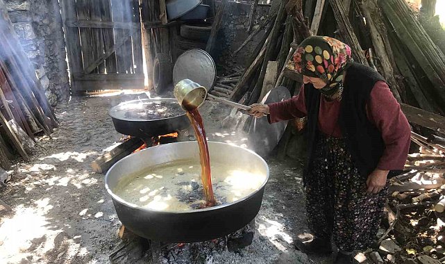 50 kiloluk kazanlarda 1 litre külle kaynatılıyor, kilosu 500 liradan satılıyor