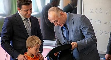 500 öğrenciye okul çantası hediye edildi