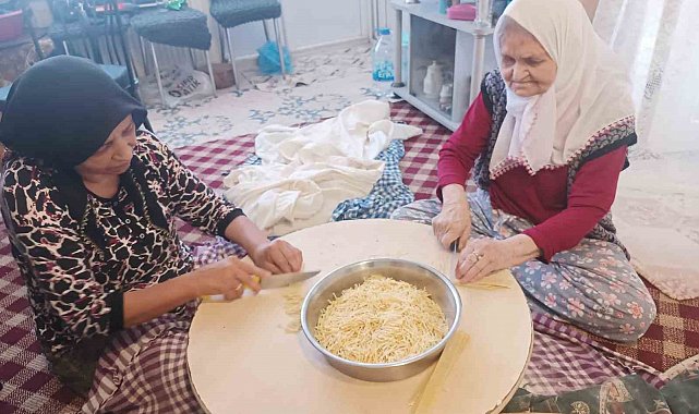 87 yaşındaki Zeynep ninenin kışlık erişte mesaisi