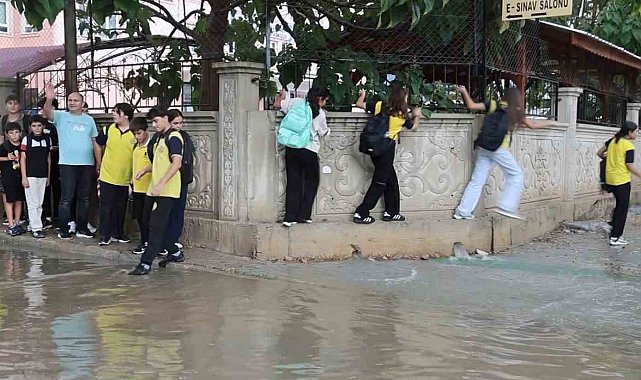 Adana Kozan'da fırtına ve yağmur etkili oldu