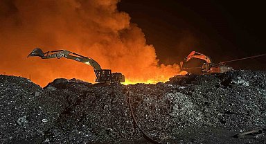 Adana'da geri dönüşüm fabrikasındaki yangın kontrol altına alındı
