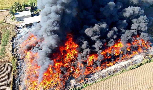 Adana'da geri dönüşüm fabrikasının bahçesindeki yangın dronla görüntülendi