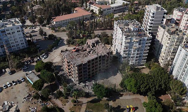 Adana'da yaklaşık 33 yıl önce inşaatına başlanan 11 katlı bina, damına iş makinesi çıkartılarak yıkılıyor
