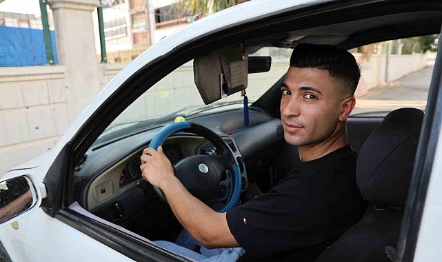 Adana'dan renkli görüntüler: Otomobilini balon ve yazılarla süsledi, eşini karşıladı