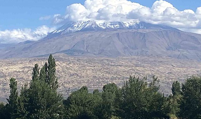 Ağrı Dağı'na mevsimin ilk karı yağdı