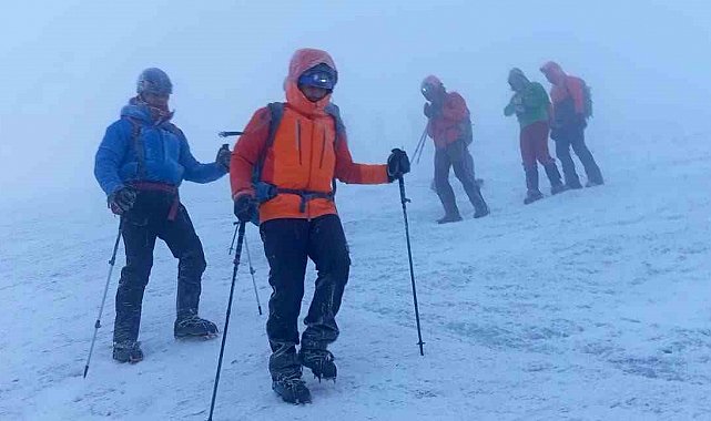 Ağrı Dağı'nda kar ve fırtına, dağcılara zorlu anlar yaşattı