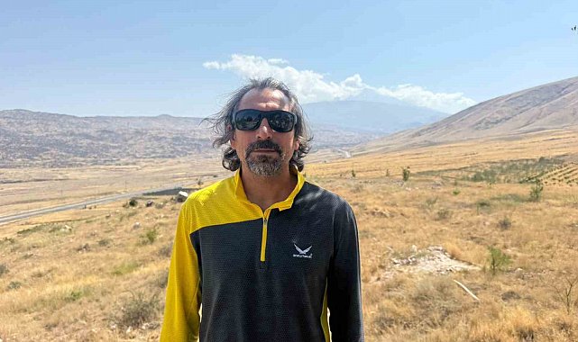 Ağrı Dağı'nın zirvesinde buzul çatlakları görüntülendi