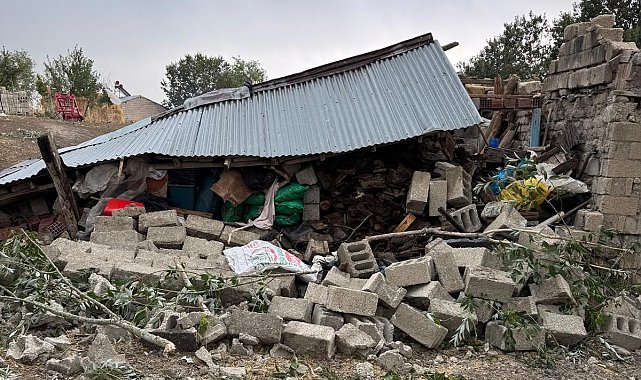 Ağrı'da fırtına çatıları uçurdu, evler ve ahırlar zarar gördü