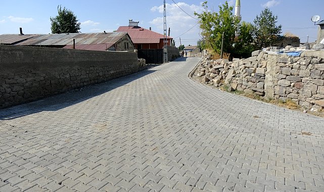Ağrı'da köy yolları yenileniyor