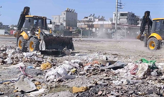 Akdeniz Belediyesi 4 mahalleden 20 kamyon atık topladı