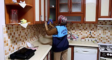 Akdeniz Belediyesinin evde temizlik hizmeti sürüyor
