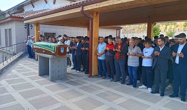 Akranı tarafından bıçakla öldürülen çocuk son yolcuğuna uğurlandı