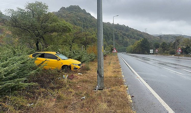 Alaplı'da ticari taksi aydınlatma direğine çarptı: 1 yaralı