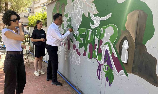 Alaşehir'i duvar resimleriyle anlattı