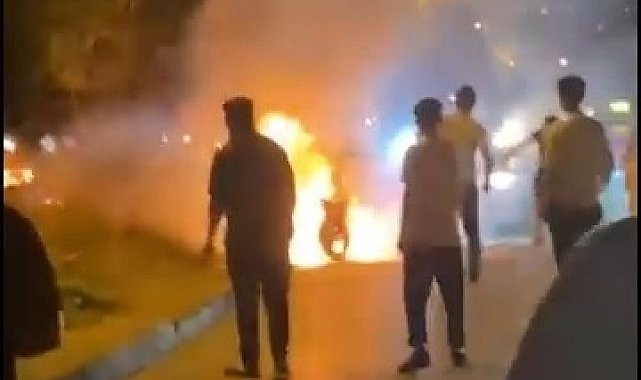 Alev alan motosikleti, kırık ayağıyla koşarak yetişen yardımsever kurtardı