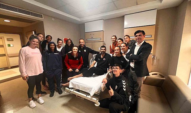 Ameliyat olan Solak'a kadın basketbolculardan ziyaret