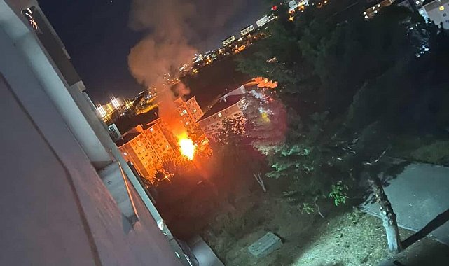 Ankara'da arızalanan kamyon yandı