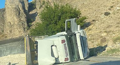 Ankara'da kum yüklü hafriyat kamyonu devrildi