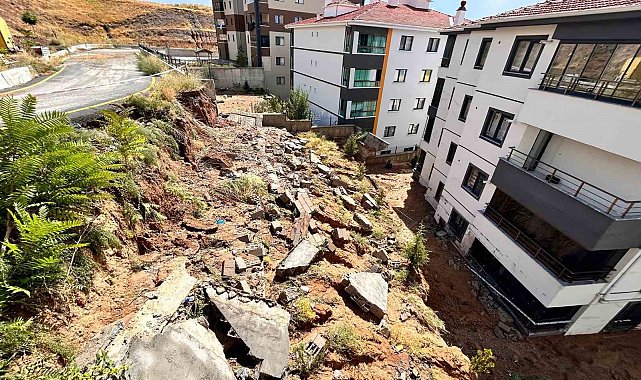 Ankara'da yağmur sonrası istinat duvarı yıkıldı