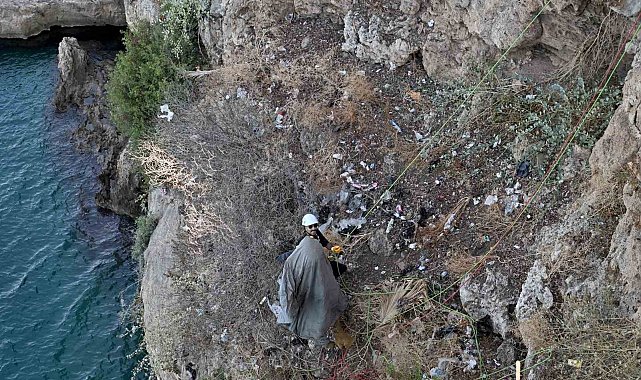 Antalya'da 40 metrelik falezlerde temizlik operasyonu