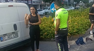 Antalya'da aynı kavşakta 5 dakika arayla iki motosiklet kazası kamerada