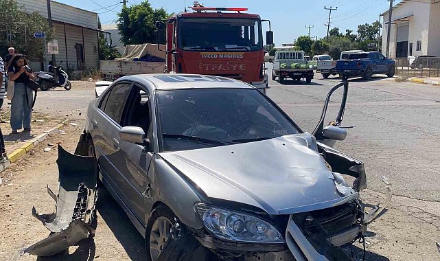 Antalya'da otomobil trafoya ve otobüs durağına çarptı: 1 yaralı