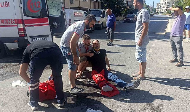 Antalya'da tur aracıyla çarpışan motosikletli yaralandı