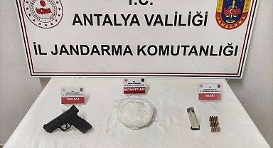Antalya'da uyuşturucu ve kaçak silah operasyonu: 1 kilo metamfetamin ele geçirildi
