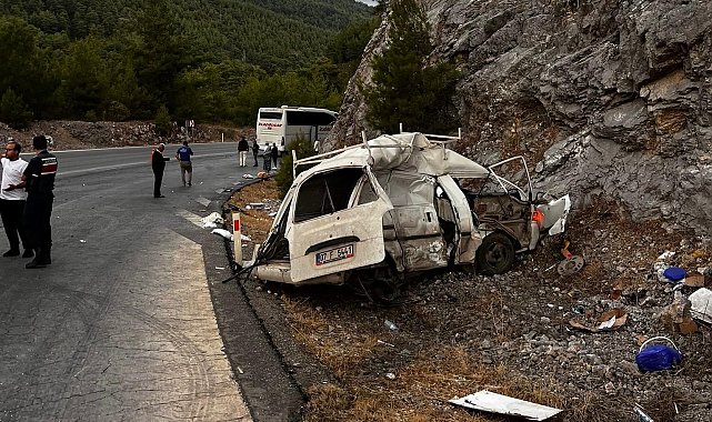 Antalya'da yolcu otobüsü ile hafif ticari araç çarpıştı: 1 ölü, 1 yaralı