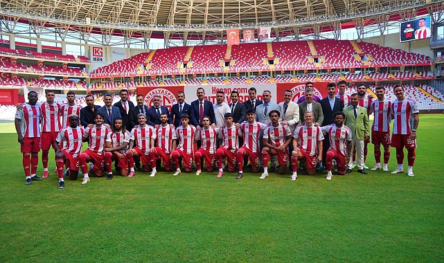 Antalyaspor, yeni transferlerini ve A takıma yükselen genç oyuncularını taraftara tanıttı