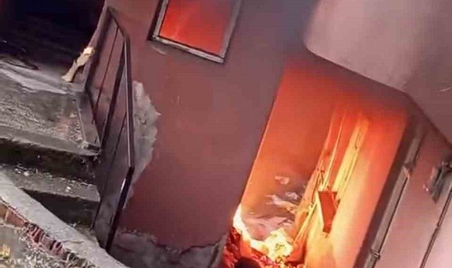 Apartman girişinde çıkan yangın söndürüldü
