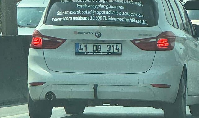 Arabasının arkasına yazdığı yazıyı gören dönüp bir daha bakıyor