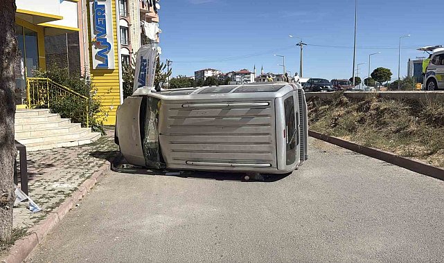 Araçlardan biri yoldan çıkıp devrildi, kazada yaralanan olmadı