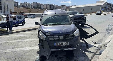 Arnavutköy'de iki araç çarpıştı: 1 yaralı