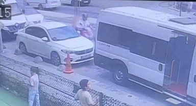 Arnavutköy'de yol verme tartışması kazayla sonlandı: Otomobil motosikletliye çarptı