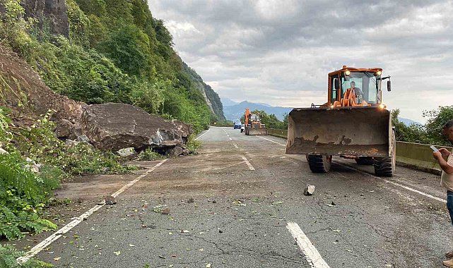 Artvin'de heyelan nedeniyle kapanan Karadeniz Sahil Yolu yeniden ulaşıma açıldı