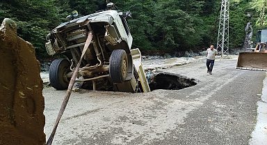 Artvin'de yol onarım sırasında kamyon göçüğe düştü: 1 yaralı