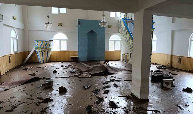 Artvin'in Borçka ilçesindeki sel sonrası Karşıköy Camii çamur içinde kaldı