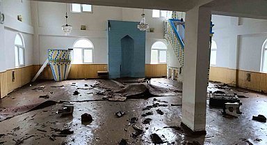 Artvin'in Borçka ilçesindeki sel sonrası Karşıköy Camii çamur içinde kaldı