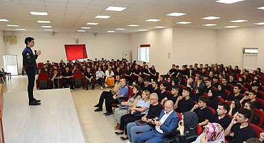 Astronot Atasever, öğrencilere deneyimlerinden bahsetti