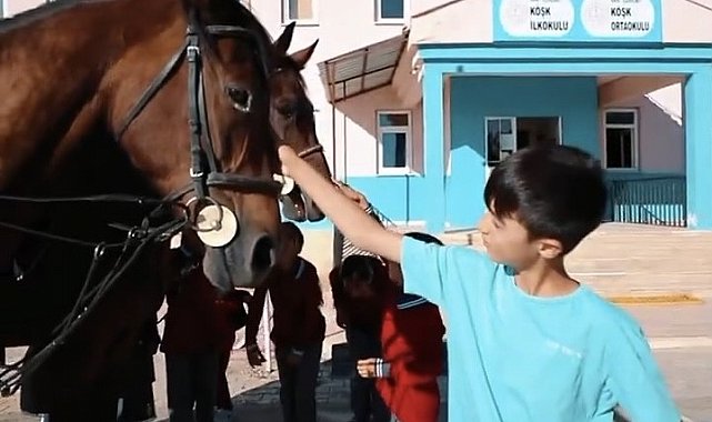 Atlı Jandarma timleri okul çevresinde devriye yaptı